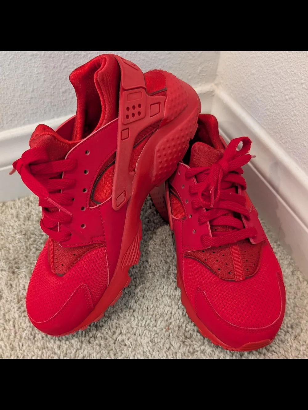 Nike Air Huarache Run Sneakers Triple Red Gym Red. Women's 7 or Youth 5.5